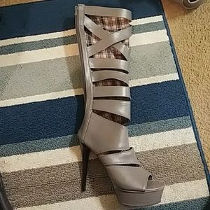 Grey thigh high heels 🔥